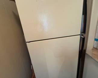 Refrigerator with top Freezer