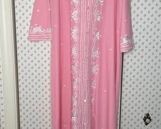Vintage Pink Kaftan Dress with White Embroidery
