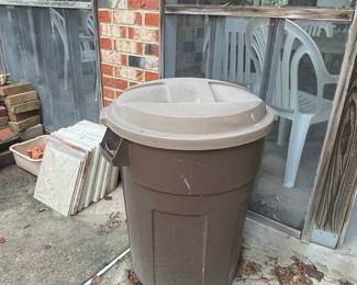 Rubbermaid Roughneck 20 Gallon Trash Can with Lid