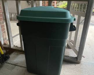 Rubbermaid Roughneck Trash Can with Lid