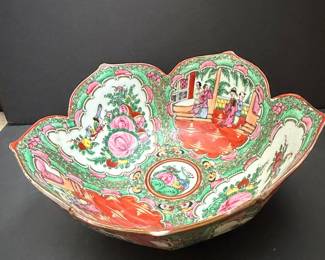 Antique Chinese Rose Medallion Scalloped Bowl