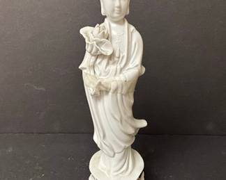 Dehua Blanc de Chine Guanyin Figurine