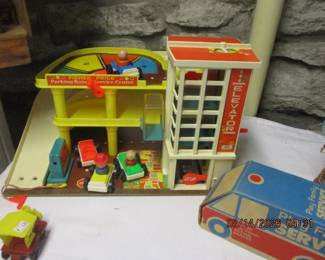 Fisher price Service Station with accessories including little people