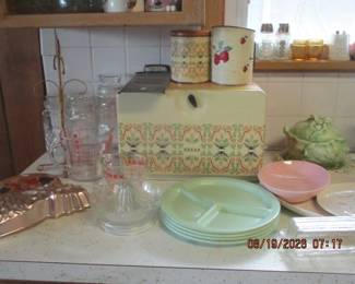 Vintage 50's Bread box & 1 sm canister, Texas Ware plates,,