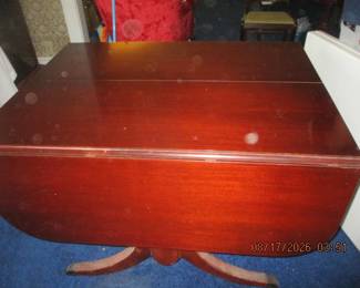 Table without leaves and showing drop leaves