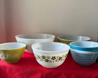 Lot 173: Set of floral-bordered Pyrex mixing bowls