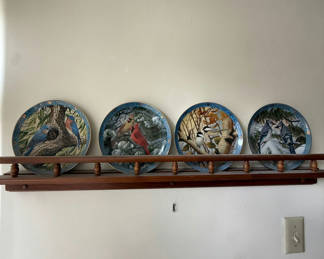 Lot 149: Bird-themed decorative ceramic plates with blue borders