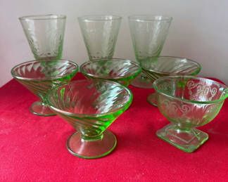 Lot 123: Green glassware set with goblets and coupe bowls