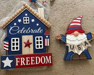 Lot 108: Patriotic USA-themed home decor assortment