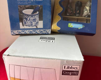 Lot 166: Assorted kitchenware: goblet set, dip chiller, and spreader set