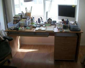 DESK, APPLE COMPUTER