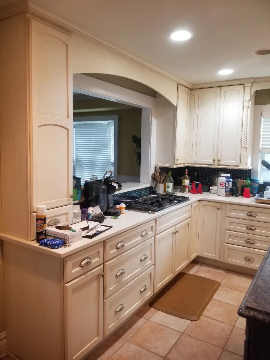 Gorgeous U-shaped kitchen with island