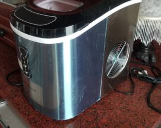 Countertop ice maker