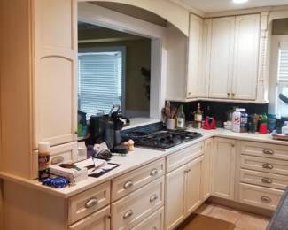 Gorgeous U-shaped kitchen with island