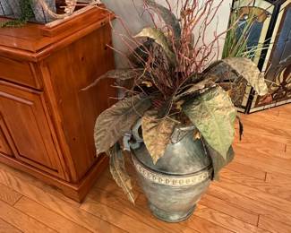 Floor arrangement in ceramic pot