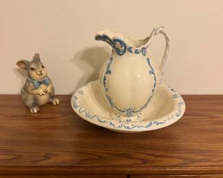 Vintage wash bowl & pitcher