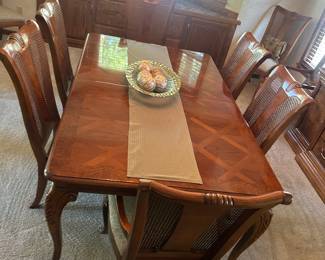 Beautiful table with 2 leaves and 9 chairs