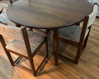 Dark Oak Kitchen table & 4 chairs $250. Tbl 48” diameter 30” t Chr: 17”w 18” d 32”t