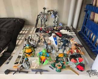 5022  Collectable Figurines