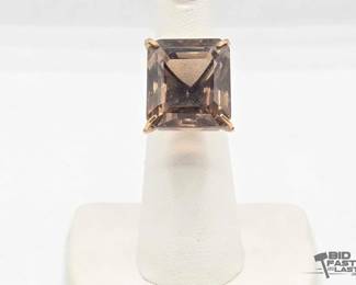 800  10kt Gold Ring with SemiPrecious Stone 9.4g