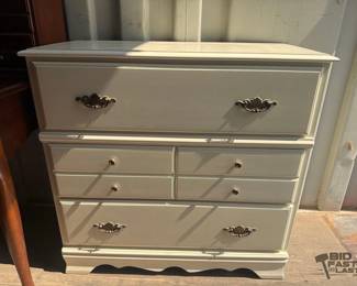 8626  Vintage Simmons Little Folks Furniture Wooden Dresser