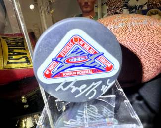 Wayne Gretzky (“the great one”) signed hockey puck