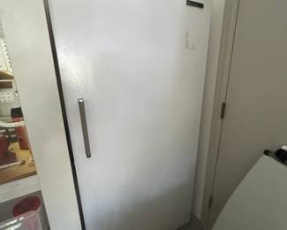 manual defrost upright freezer