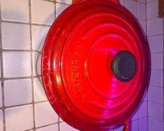 Le Creuset Signature Enameled Cast Iron Round Dutch Oven