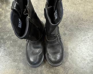 Ariat Heritage Roper or Harness Boots