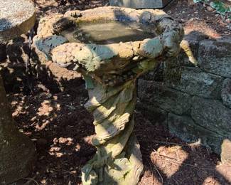 169 VineWineGardenWeatheredGrapeMotifBirdbath