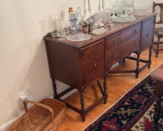 Dining Room: Server, glassware