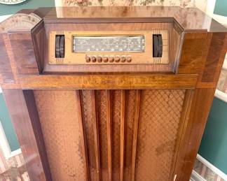 1939 Zenith Model 9-S-365 Tub Radio