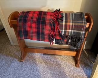 Comforter stand & wool thruws