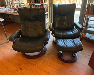 2 stressless recliners