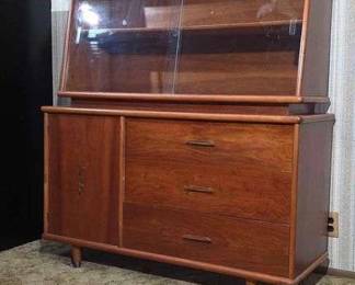 MCM Display Hutch