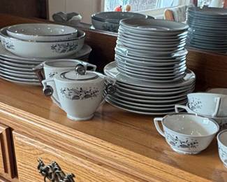 Royal Jackson Parisienne Dinnerware Set
