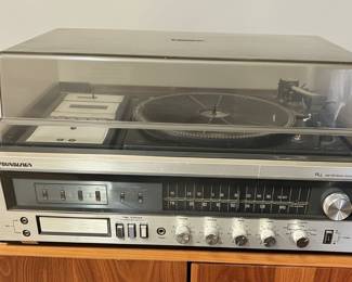Soundesign PLL AM/FM Stereo Receiver with Turntable, 8Track and Cassette Tape.