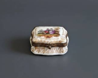 Antique Meissen Porcelain Courting Couple Snuff Box