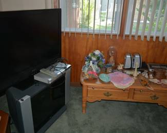 TV, cd player coffee table