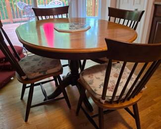 Round Spindle-Back Dining Table with 4 Chairs