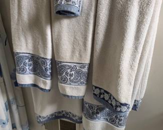 Blue Nile Mills Medallion Cotton Jacquard Patterned Border Bath Towel Set