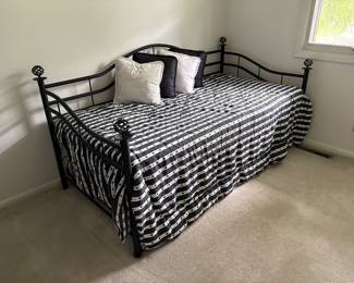 Daybed side view 