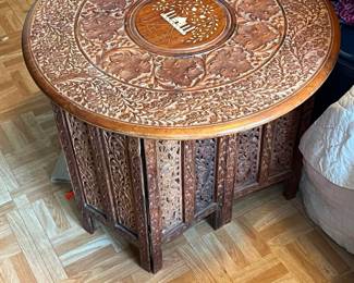 round table with folding legs 