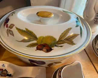 Royal Worcester Evesham Gold oval covered casserole dish