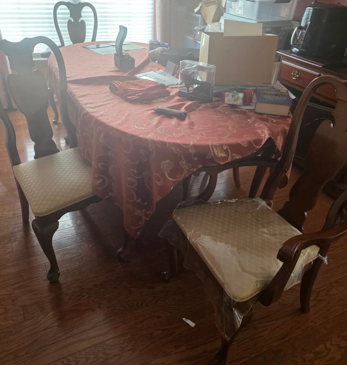 Another picture of the dinning room table Pic1 $250