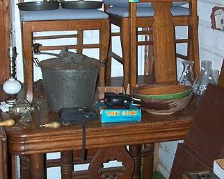 Dining table, 3 chairs, 4 leaves