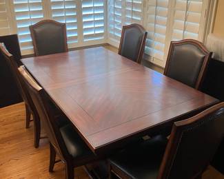 Beautiful dining table w/ 6 chairs, leaves, pads