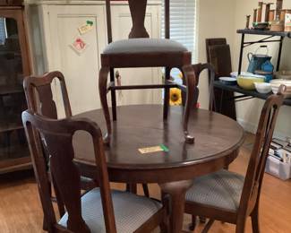 Table w/4 leaves & 5 chairs $225
