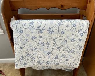 Wooden Quilt Rack with Floral Quilt