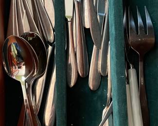 Oneida Stainless Steel Flatware Set